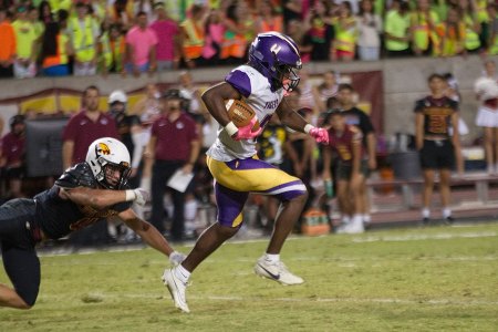 Elijah Daley with a kickoff return.